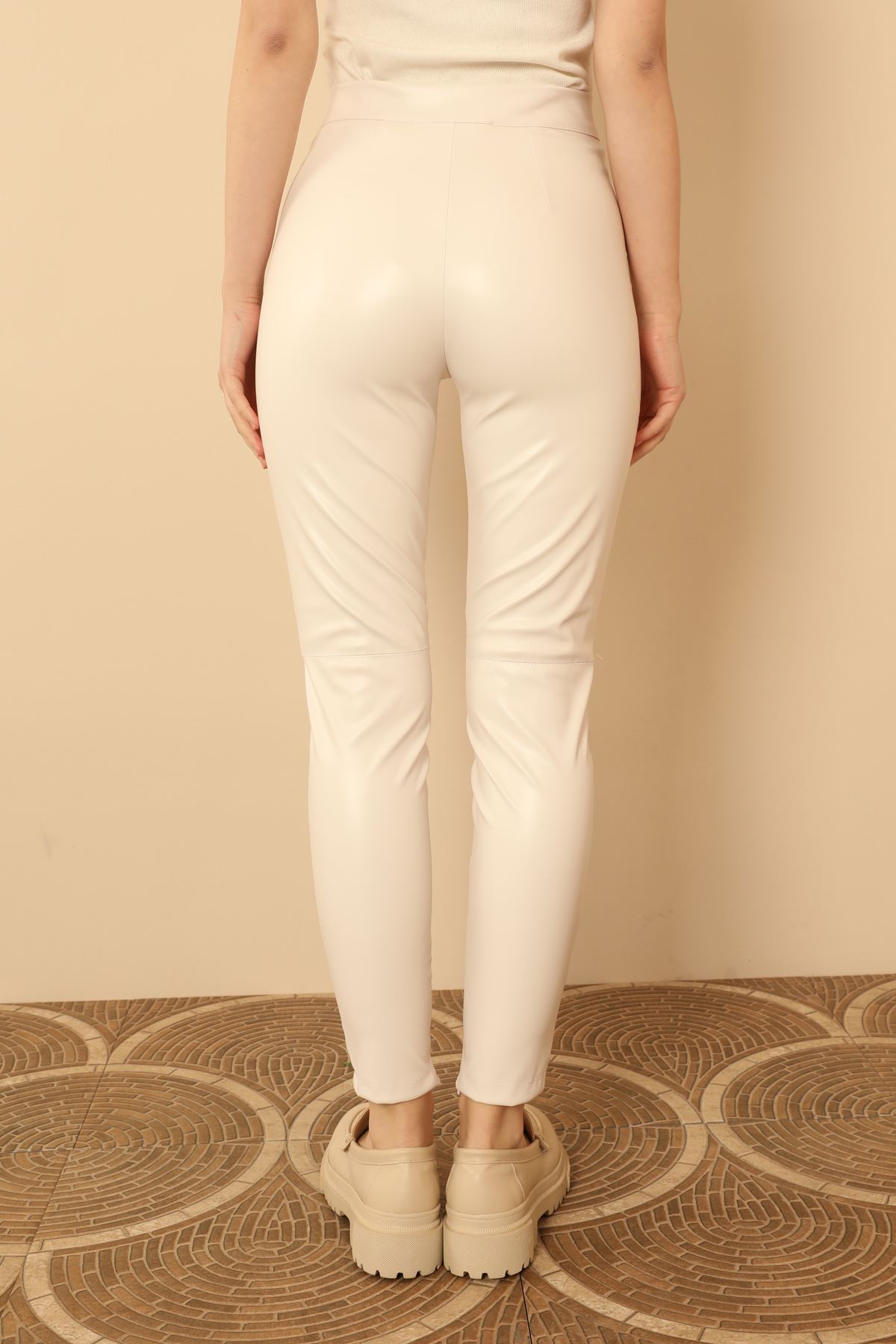 Deri Kumaş Paçası Fermuar Detay Kadın Pantolon-Beyaz