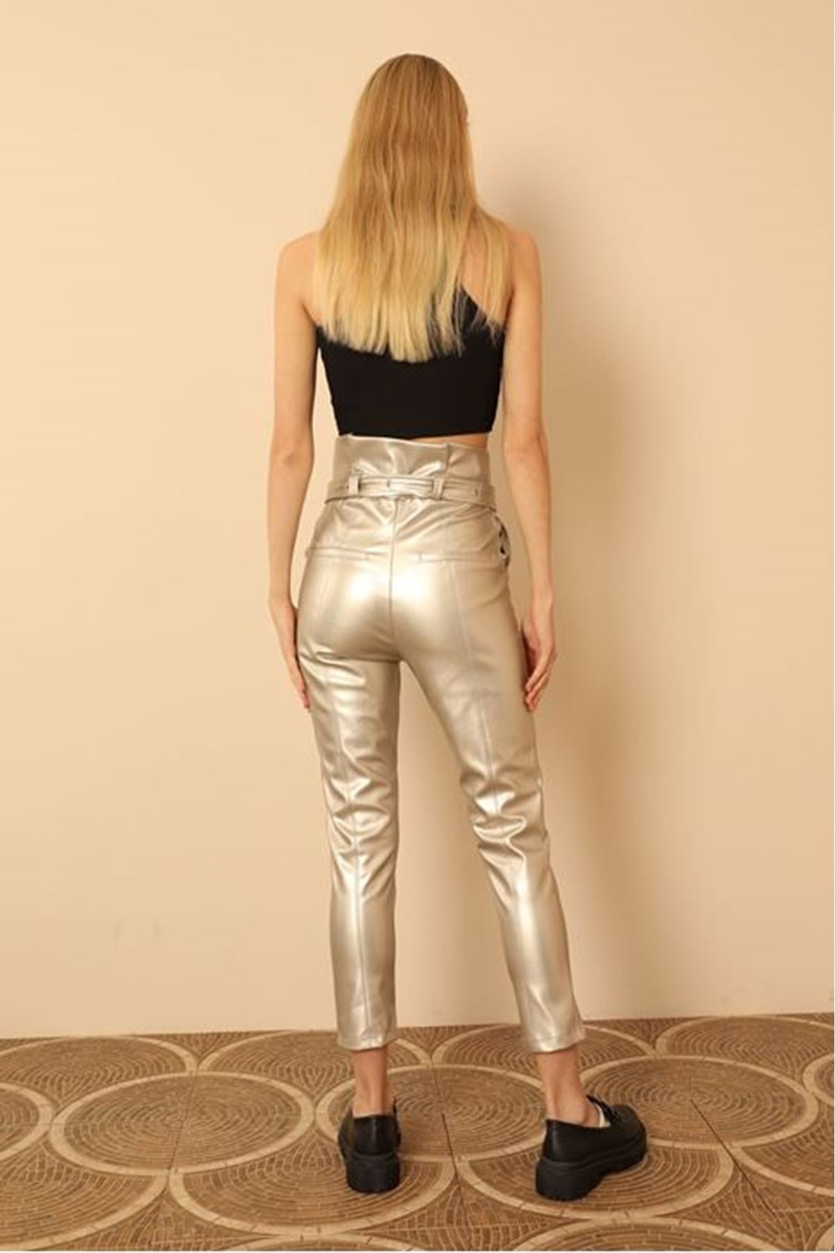 Deri Kumaş Dar Kalıp Yüksel Bel Kemerli Kadın Pantolon-Gümüş