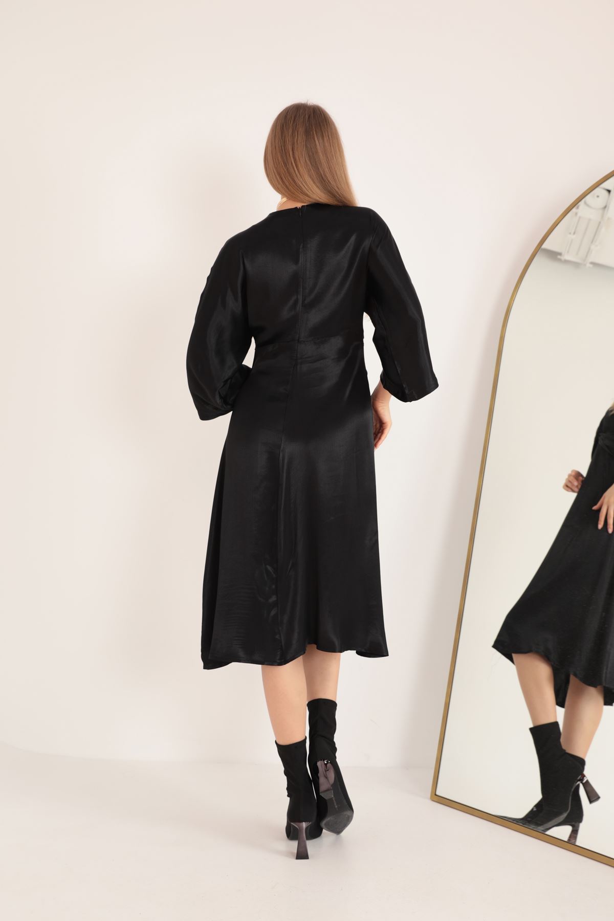 Saten Kumaş Önü Burgulu Kadın Elbise-Siyah