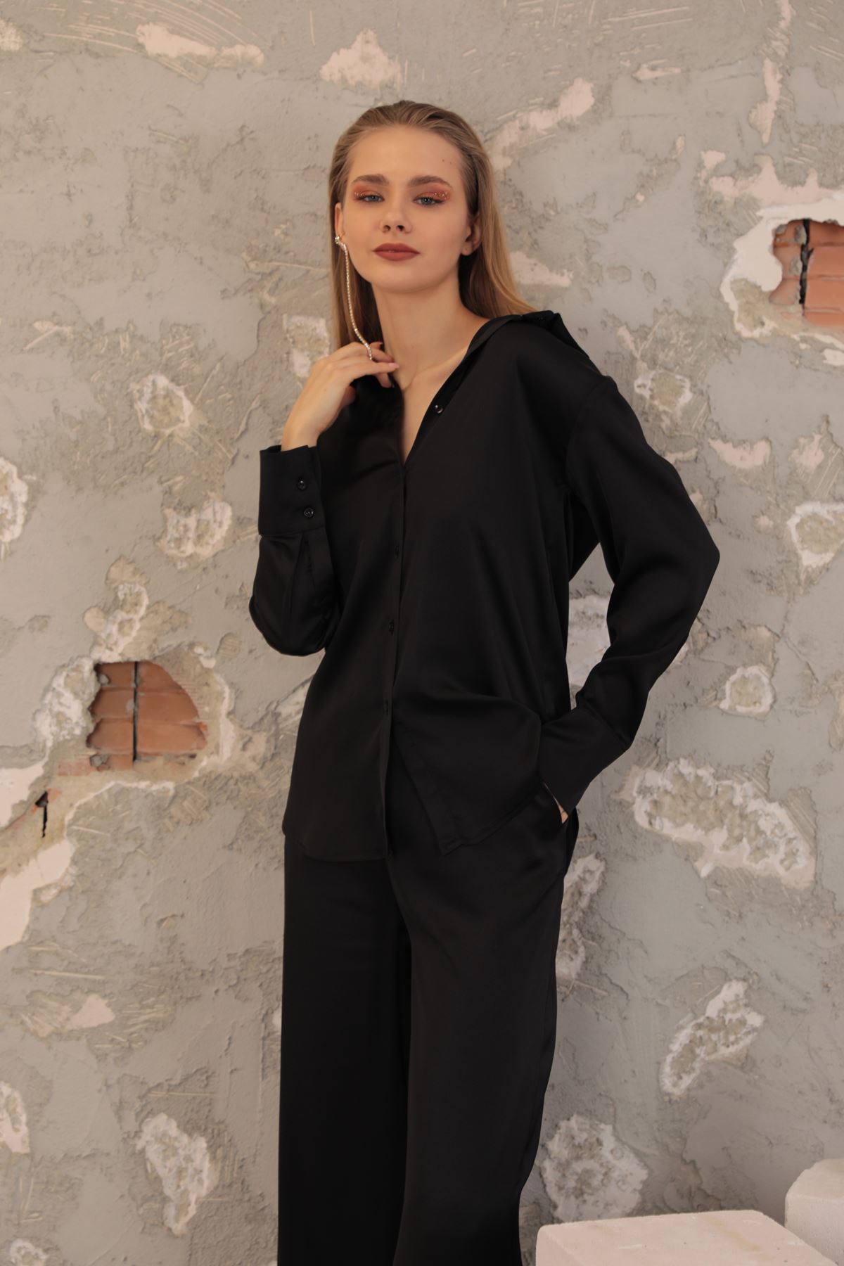 Kobe Saten Kumaş Klasik Geniş Manşet Kadın Gömlek-Siyah
