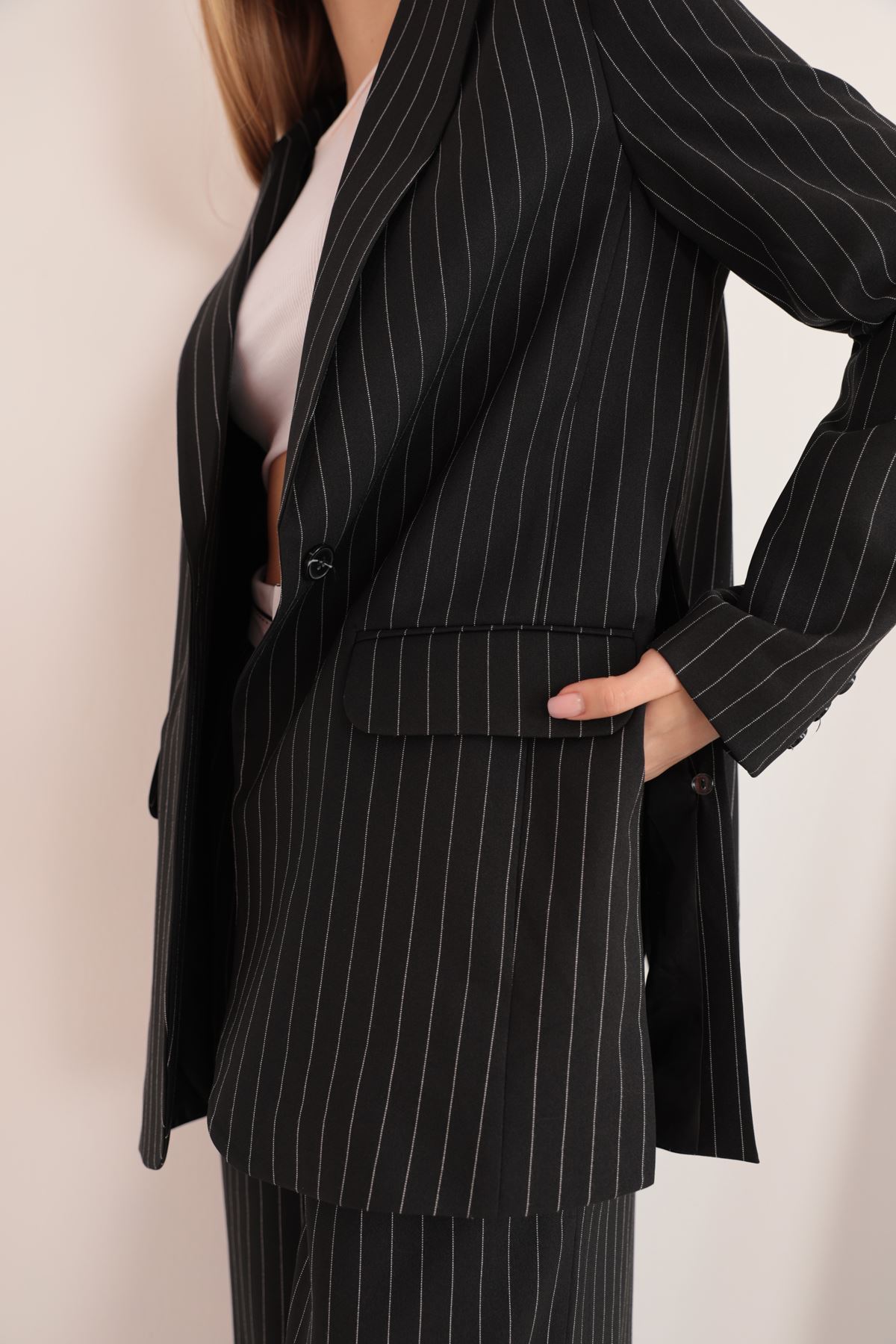 Poliviskon Çizgili Kumaş Yanları Yırtmaç Detay Kadın Ceket-Siyah