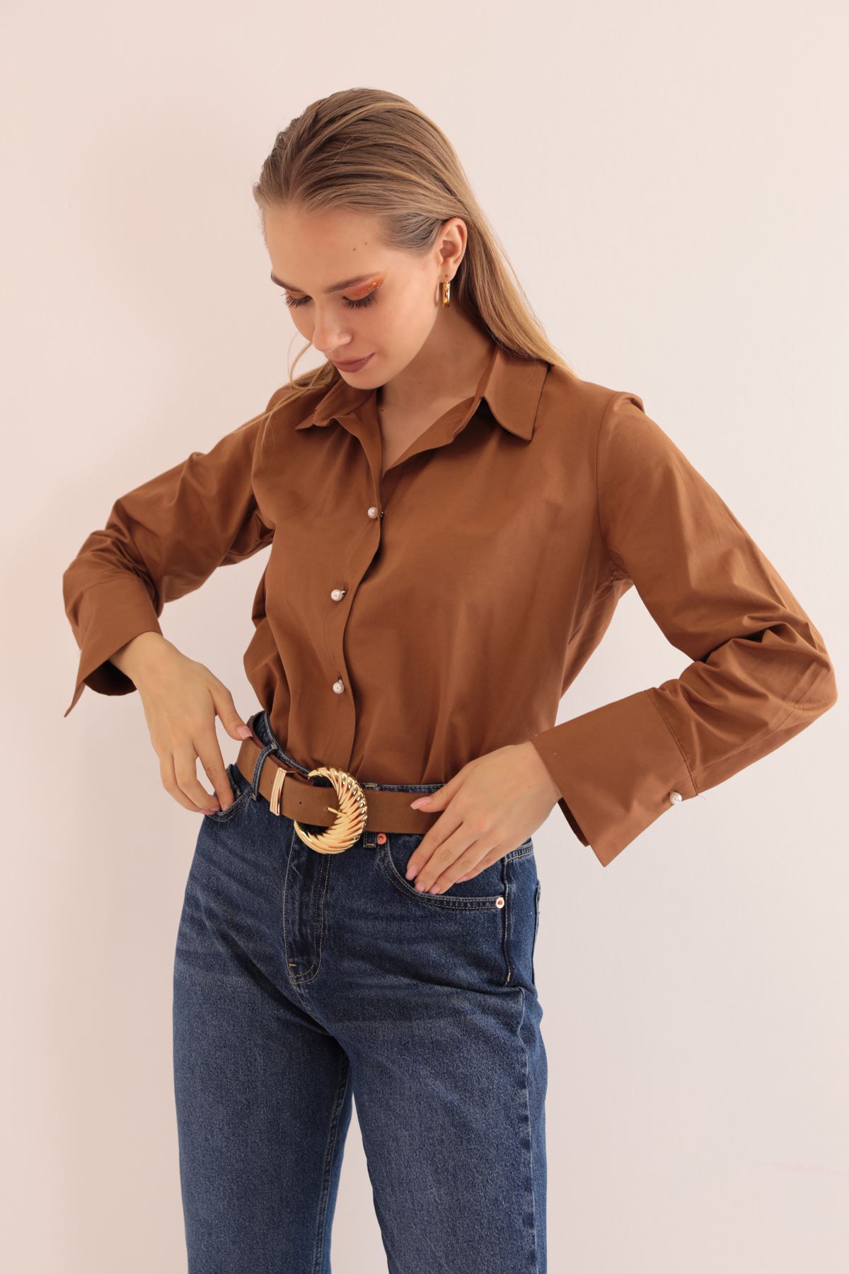 Soft Kumaş Crop Kadın İnci Düğme Detay Gömlek-Kahve