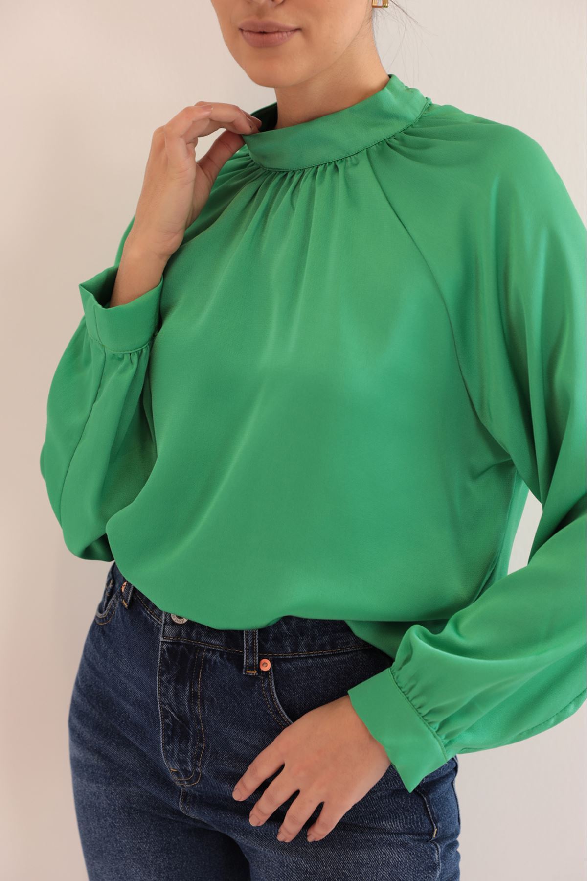 Kobe Saten Kumaş Sırt Detay Kadın Bluz-Yeşil