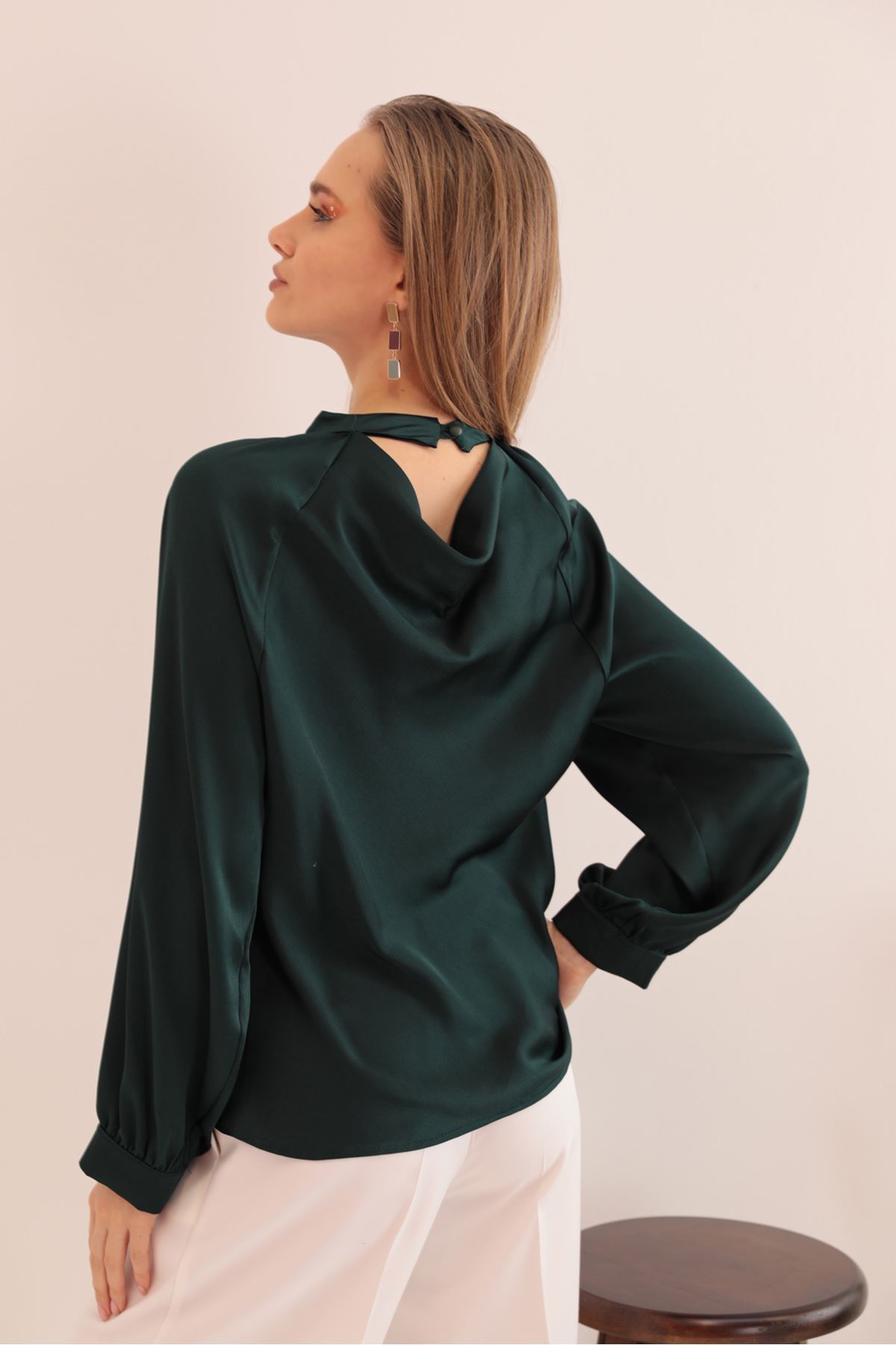Kobe Saten Kumaş Sırt Detay Kadın Bluz-Zümrüt Yeşil