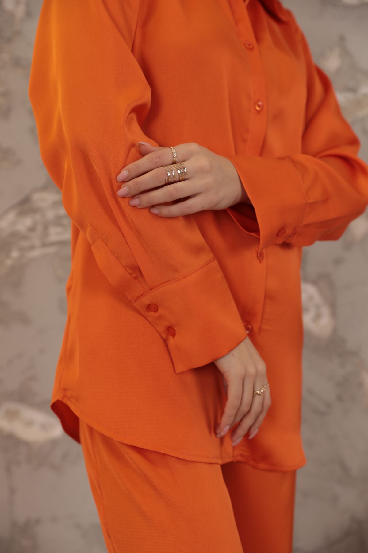 Kobe Saten Kumaş Klasik Geniş Manşet Kadın Gömlek-Oranj
