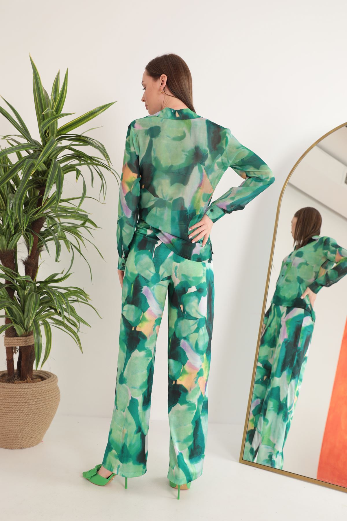 Saten Kumaş Sulu Boya Efektli Çiçek Desen Kadın Pantolon-Yeşil