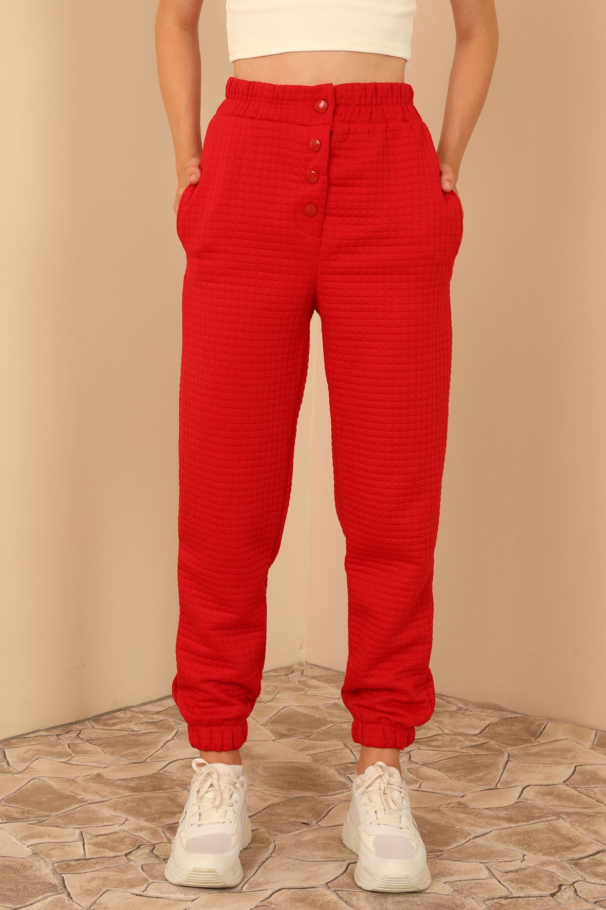 Kapitone Kumaş Bilek Boy Tam Kalıp Çıtçıt Detaylı Kadın Pantolon-Kırmızı