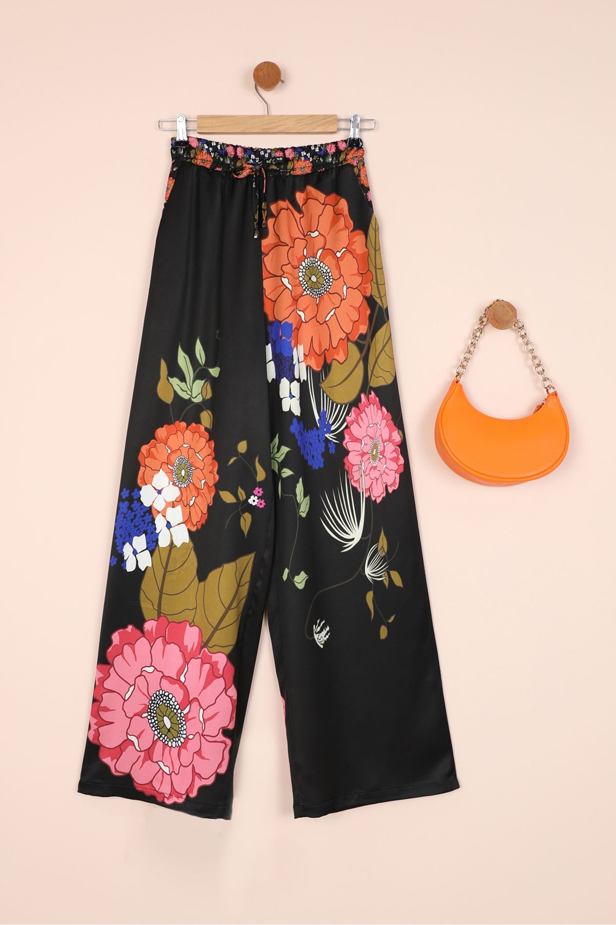 Saten Kumaş Çiçek Desen Lastik Detay Kadın Pantolon-Siyah