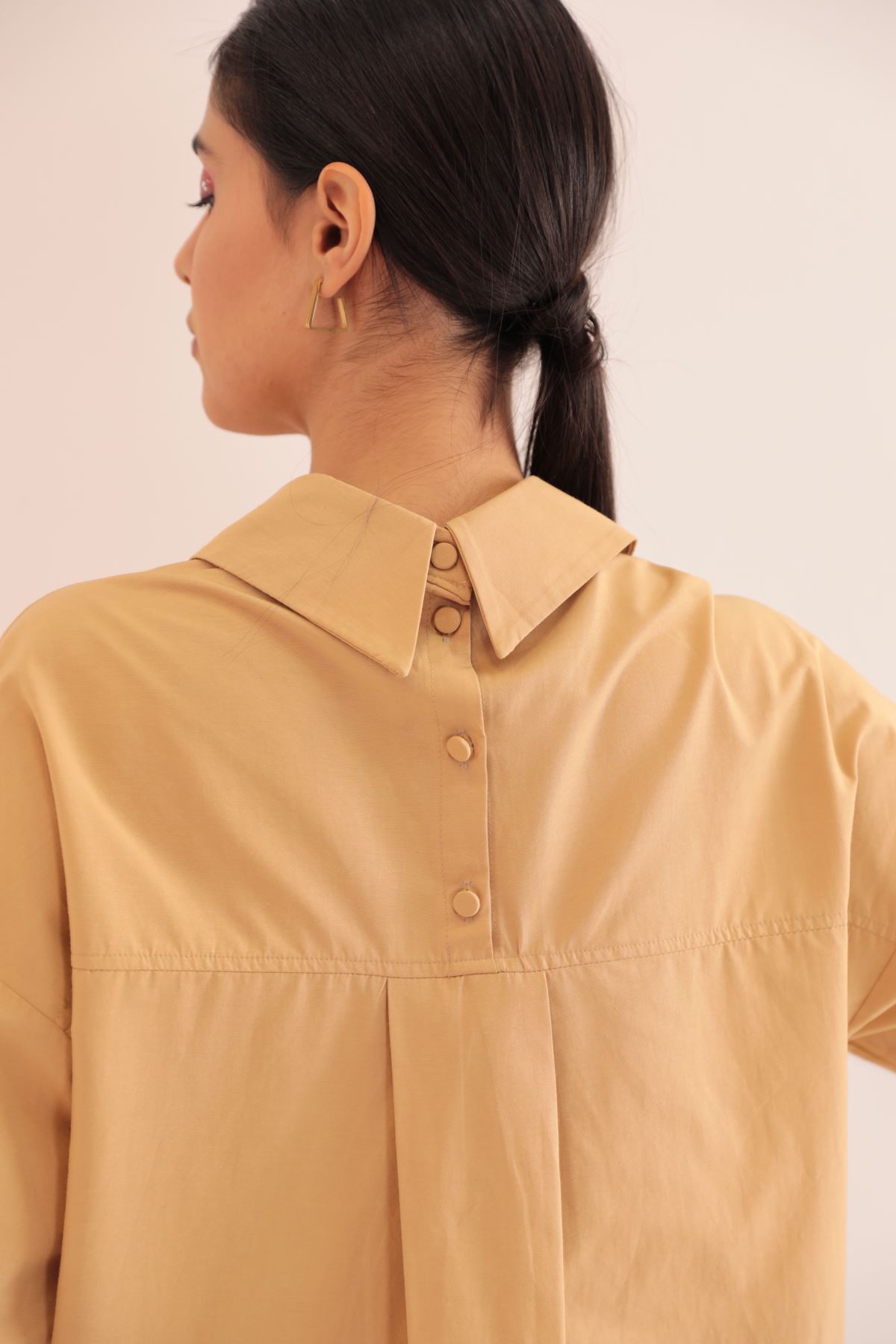 Soft Kumaş Kol Ve Arka Roba Düğme Detay Kadın Gömlek-Taba