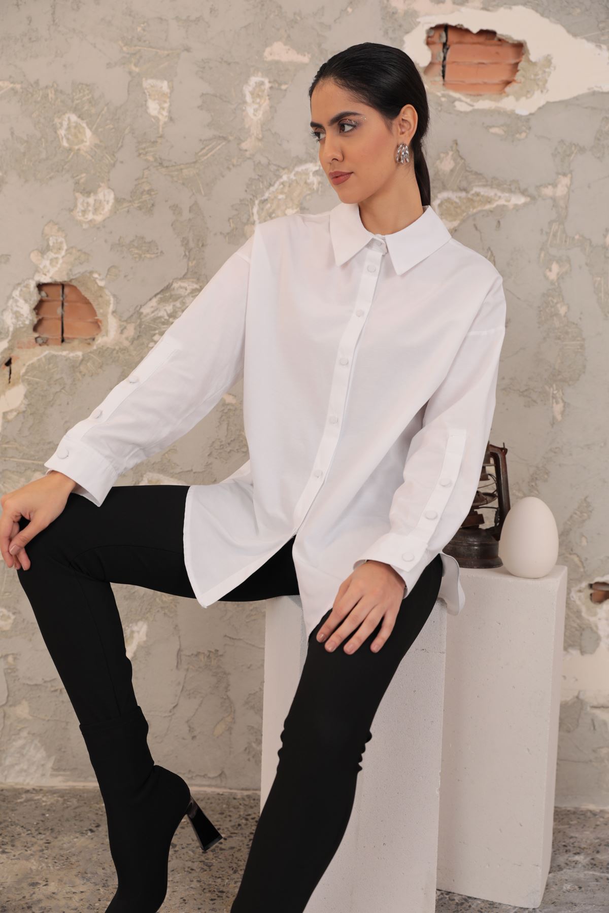 Soft Kumaş Kol Ve Arka Roba Düğme Detay Kadın Gömlek-Beyaz