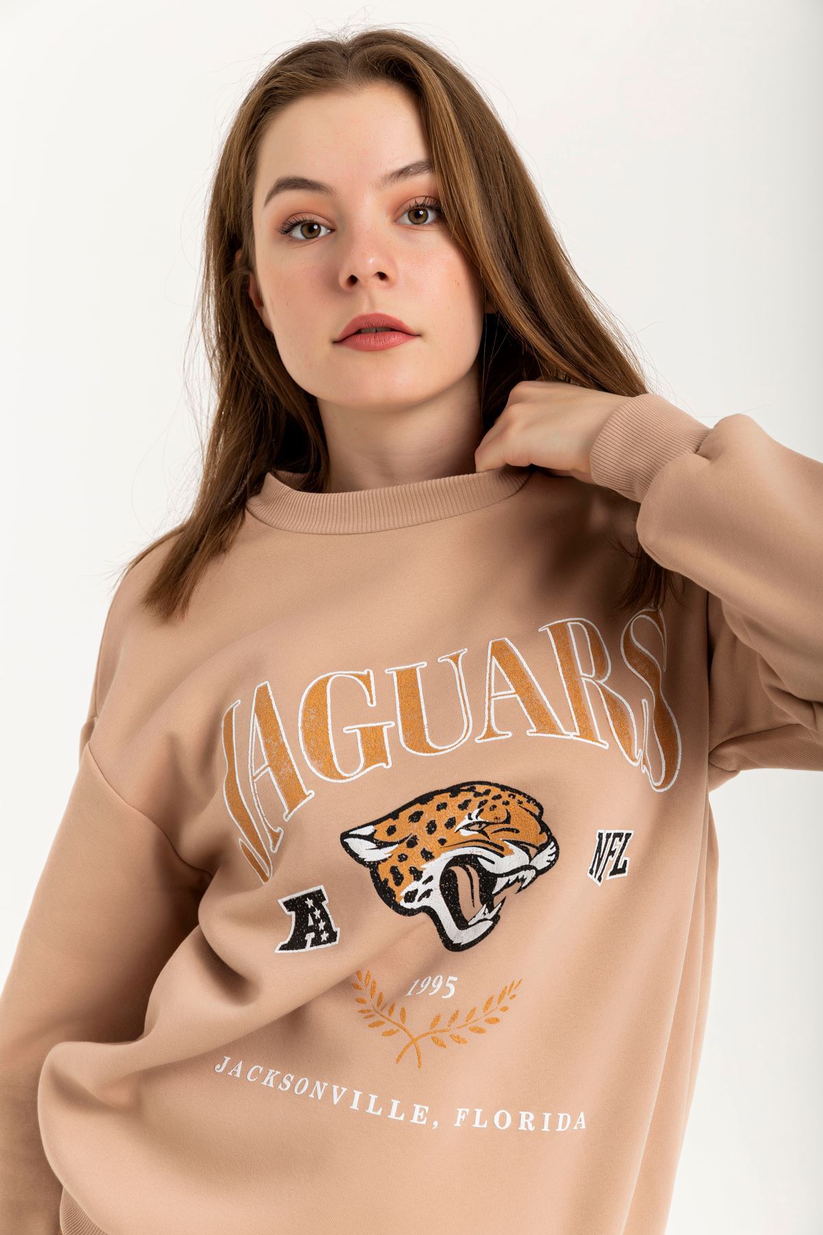 Şardonlu 3 İplik Kumaş Rahat Kalıp Jaguars Baskılı Kadın Sweatshirt-Bej