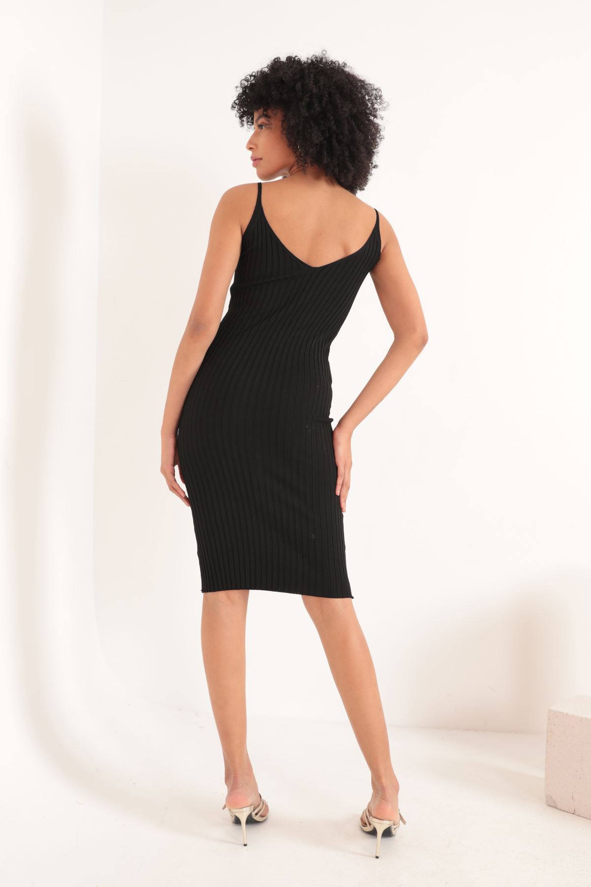 Triko Kumaş  Broşlu Midi Kadın Elbise-Siyah