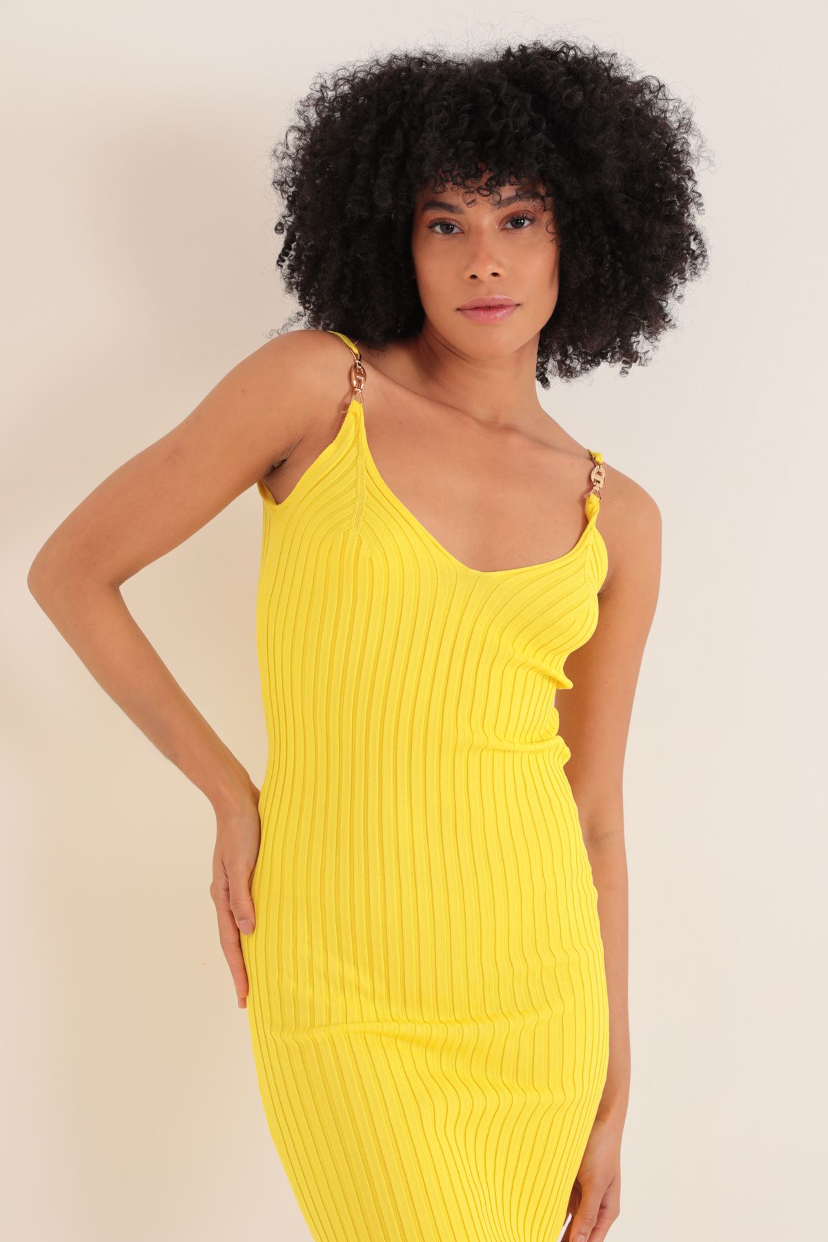Triko Kumaş  Broşlu Midi Kadın Elbise-Sarı