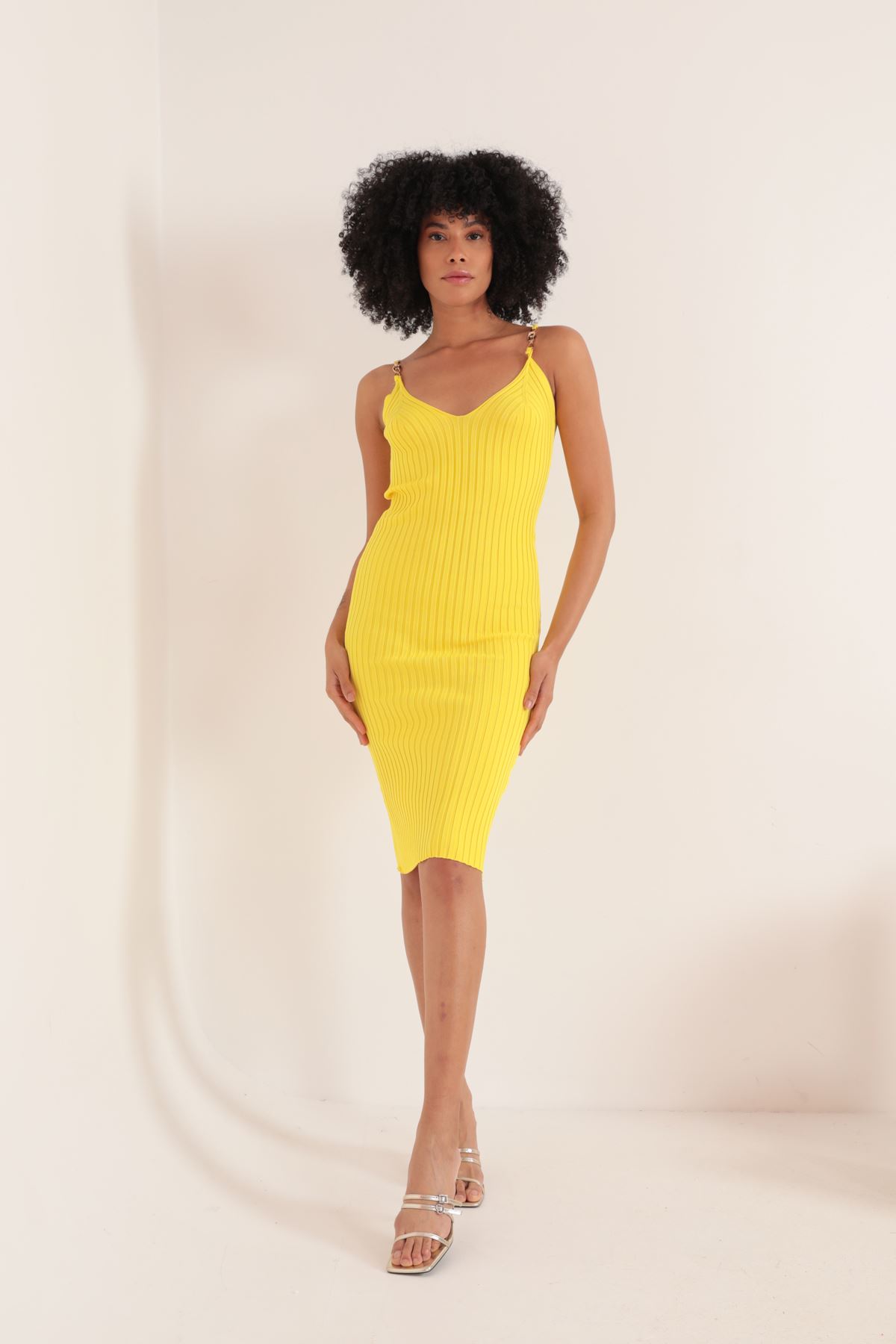 Triko Kumaş  Broşlu Midi Kadın Elbise-Sarı